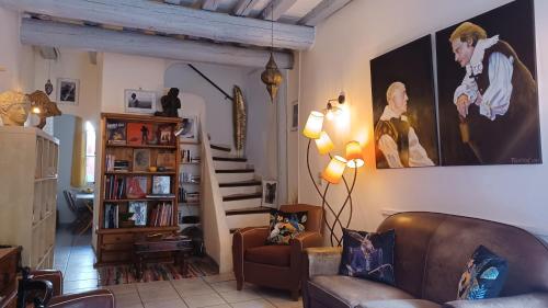 MAISON DE CHARME AVEC COUR, proche rue des Teinturiers - Entraigues-sur-la-Sorgue