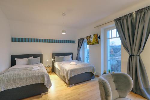 2 twin beds, 1 sofa bed