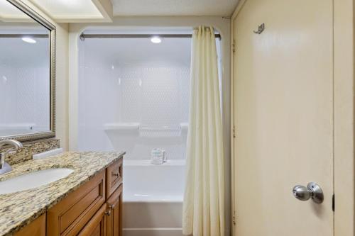 Breathtaking Oceanfront Condo Views w Pool | Atlantica Towers - 화장실