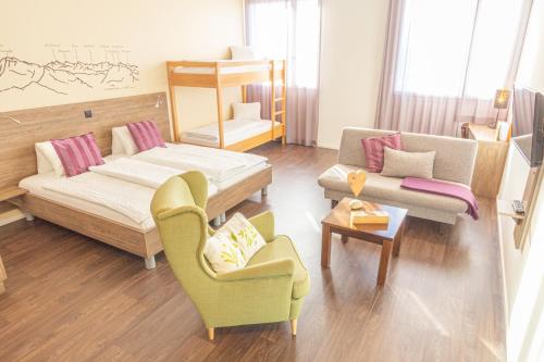 2 twin beds, 2 bunk beds, 1 sofa bed