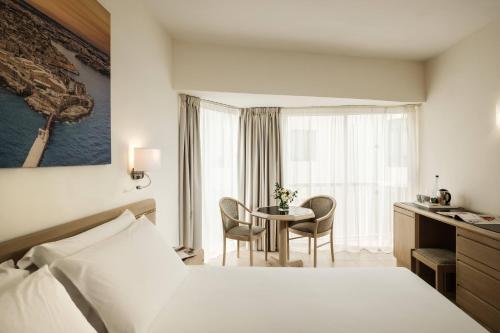 The Diplomat Hotel - image 10