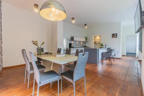 Exklusive Stadtvilla-190qm- Parkplatz- 3Schlafzimmer- 2 Bäder- Netflix- Waschmaschine- 4 Etagen-nähe Theater in Cottbus, Deutschland