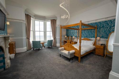Alicante Suite - Four-Poster Room with Sea View room in Delmont Hotel & View Restaurant