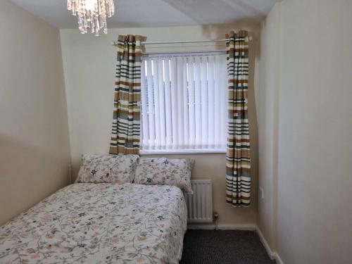 House - Close to City Centre Sleeps 6 & Parking
