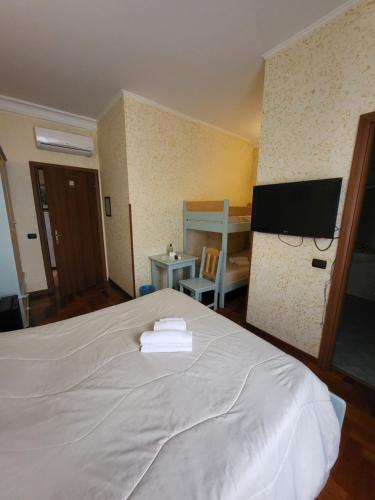 1 queen bed, 1 twin bed