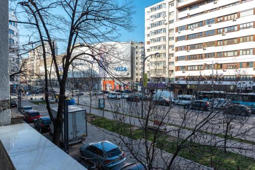 Central 2BR Apartment with Balcony - Italian Church & City View 2
