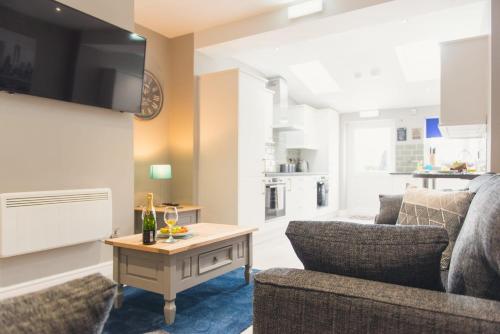 Charming 6 Bedroom House ALL with en-suite - Large Garden gîte à louer Tamworth