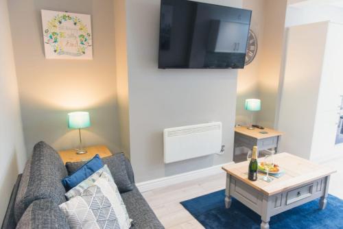 Charming 6 Bedroom House ALL with en-suite - Large Garden photo 3