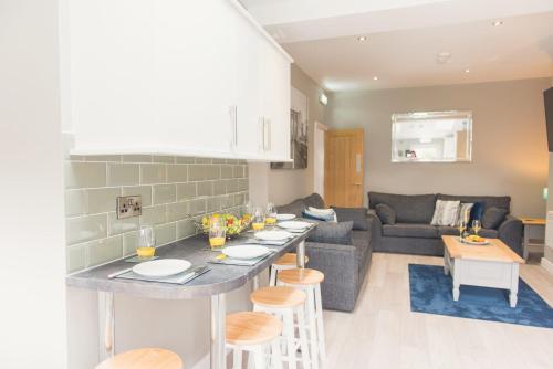 Charming 6 Bedroom House ALL with en-suite - Large Garden photo 4