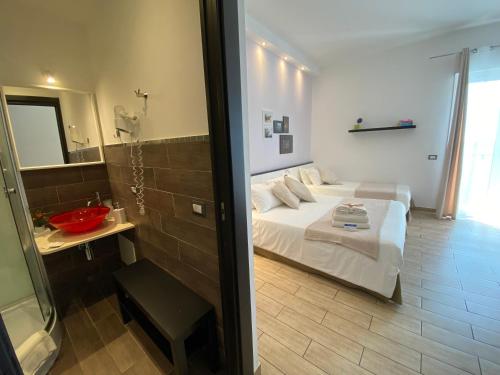 Superior Triple Room image 9