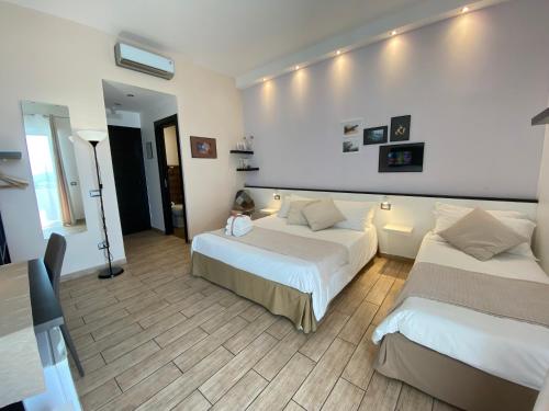 Superior Triple Room image 7