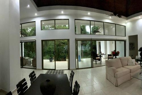 Balkons/terase, Stunning Oceanfront 4-Bdrm Villa w/ Infinity Pool in Boca Chica