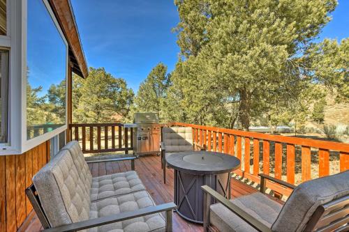 Big Bear Lake Cabin with Deck and Views about 9 Mi to Ski! in Baldwin Lake, Vereinigte Staaten von Amerika