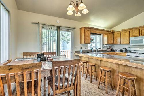 Big Bear Lake Cabin with Deck and Views about 9 Mi to Ski! in Baldwin Lake, USA