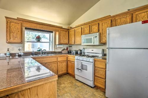 Big Bear Lake Cabin with Deck and Views about 9 Mi to Ski! in Baldwin Lake, USA