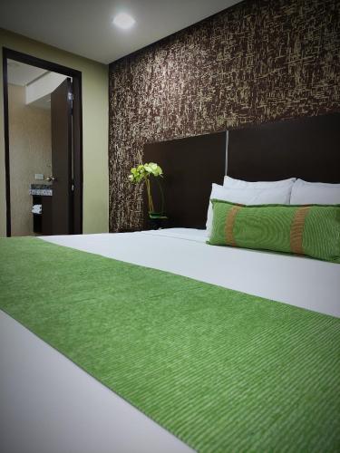 1 queen bed, 1 twin bed