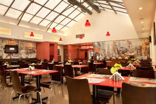 Étterem, Red Fox by Lemon Tree Hotels, East Delhi in East Delhi