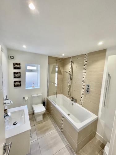 Luxury Pamper Home Hot Tub & Sauna Ladies Retreat - image 11