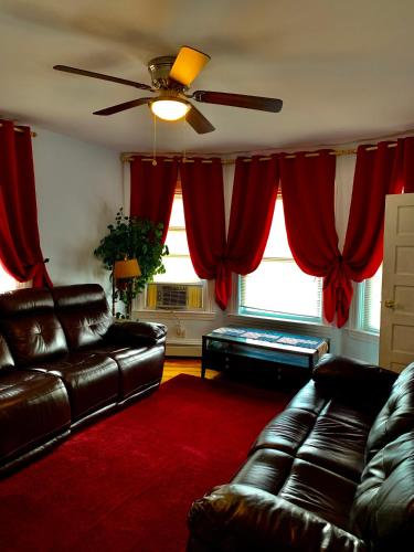 Cozy well- appointed apartment on Mas & Ri line in Pawtucket, USA