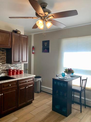 ห้องครัว, Stylish, Cozy 2BR Private Apt, 1st Floor, Well-Appointed, Near Providence, MA, RI Line, I-95 Access in พาวทักเกต (RI)
