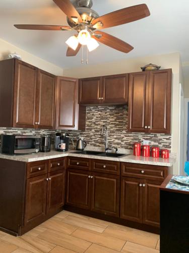 ห้องครัว, Stylish, Cozy 2BR Private Apt, 1st Floor, Well-Appointed, Near Providence, MA, RI Line, I-95 Access in พาวทักเกต (RI)