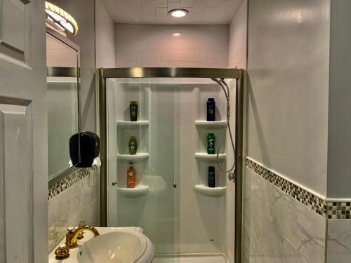 ห้องน้ำ, Stylish, Cozy 2BR Private Apt, 1st Floor, Well-Appointed, Near Providence, MA, RI Line, I-95 Access in พาวทักเกต (RI)