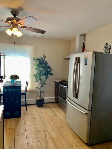 ห้องครัว, Stylish, Cozy 2BR Private Apt, 1st Floor, Well-Appointed, Near Providence, MA, RI Line, I-95 Access in พาวทักเกต (RI)
