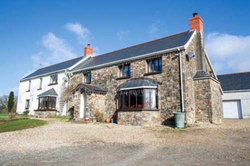 The Lake House Retreat - 7 Bedroom Holiday Home - Sleeps 20 - Southgate gîte à louer Narracott Hotel