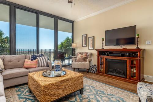 Calm Seas - Holiday Isle #119 - Tremendous views, a beautiful gulf front pool, a heated indoor pool, jacuzzi, steam room, and Gulf view fitness center, condo in Dauphin Island, USA
