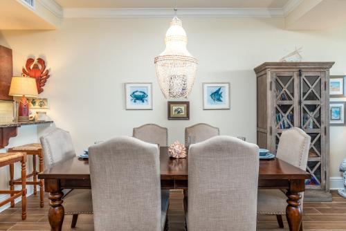 Calm Seas - Holiday Isle #119 - Tremendous views, a beautiful gulf front pool, a heated indoor pool, jacuzzi, steam room, and Gulf view fitness center, condo in Dauphin Island, USA