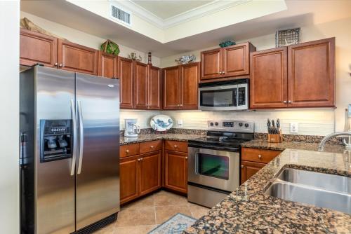 Calm Seas - Holiday Isle #119 - Tremendous views, a beautiful gulf front pool, a heated indoor pool, jacuzzi, steam room, and Gulf view fitness center, condo in Dauphin Island, USA