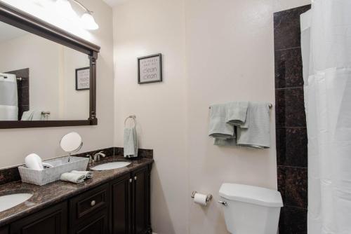 Ванная комната, Modern 3 Bedroom-just minutes from downtown Dallas in Западный Даллас