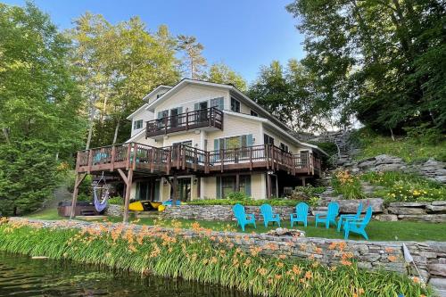 Hillside House at Lake Shore Drive in Ludlow, USA