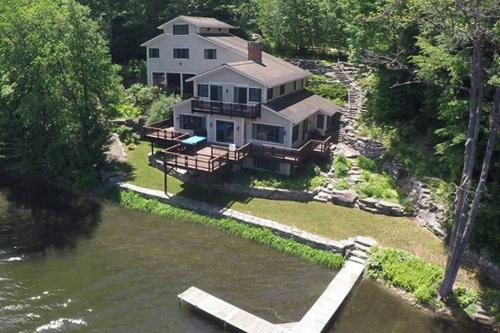 Hillside House at Lake Shore Drive in Ludlow, USA