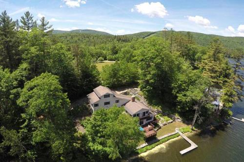 Hillside House at Lake Shore Drive in Ludlow, USA