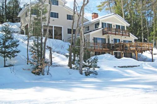 Hillside House at Lake Shore Drive in Ludlow, USA