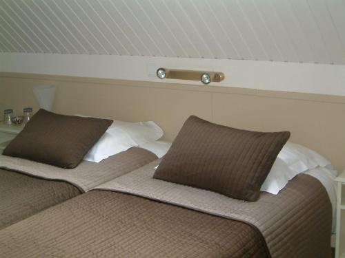 1 queen bed, 2 twin beds