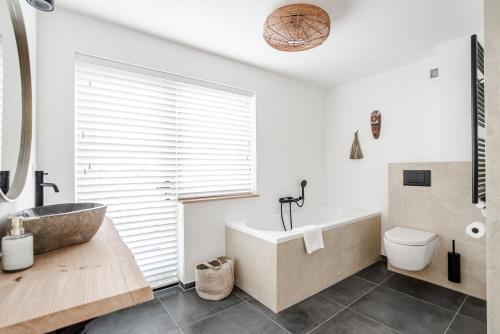 Baño, Marley’s Beachhouse - Luxury Guest Room with balcony in Zandvoort