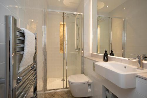 1 Bed Georgian Apartment in Bath City Centre, Bath (photo 8)