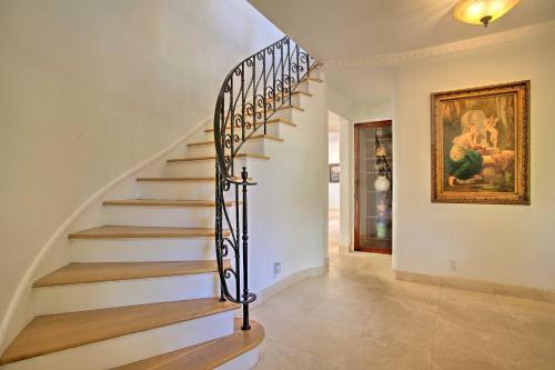 Sunny Waterfront Home in Upscale Neighborhood - image 9