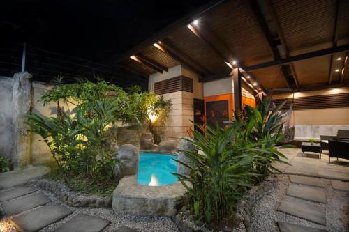 Elegant Villa in La Fortuna with spacious backyard plus very private pool & parking, Fortuna