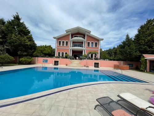 Silivri Gazitepe'de 3 katlı, havuzlu lüks villa (Silivri Gazitepe'de 3 katlı, havuzlu luks villa) in Gazitepe