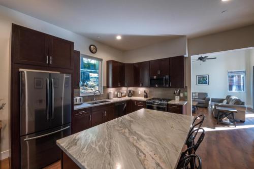 Boulder Ridge - 3BR/2BA Holiday Home - image 3