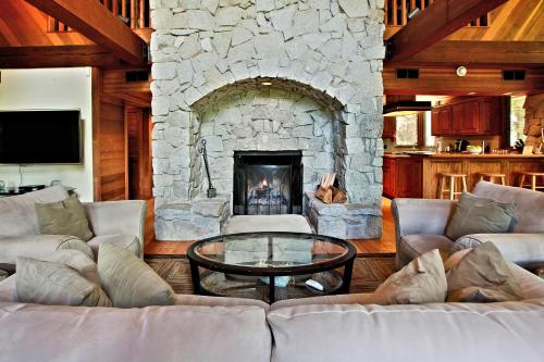 Little Ahwahnee Inn Holiday Home - 2BR/2.5BA - main image