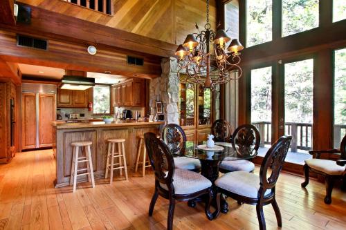 Little Ahwahnee Inn Entrance to Yosemite in Fish Camp (CA)