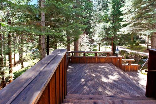 Little Ahwahnee Inn Entrance to Yosemite in Φισ Καμπ(Καλιφόρνια)