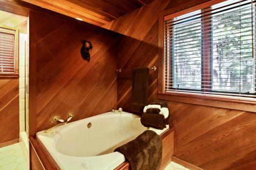 Little Ahwahnee Inn Entrance to Yosemite in Φισ Καμπ(Καλιφόρνια)