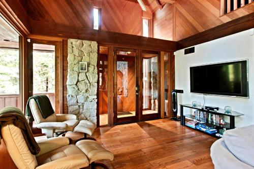 Little Ahwahnee Inn Entrance to Yosemite in Φισ Καμπ(Καλιφόρνια)