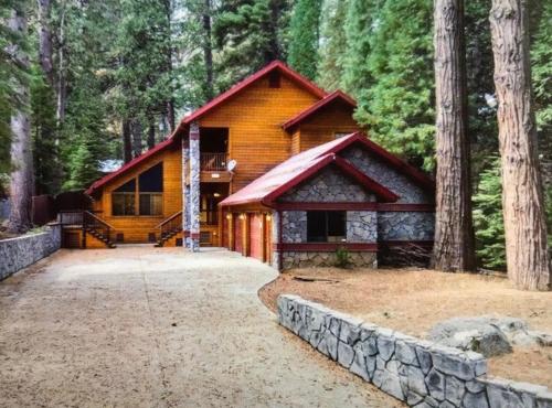 Rock Front Lodge in Fish Camp (CA)
