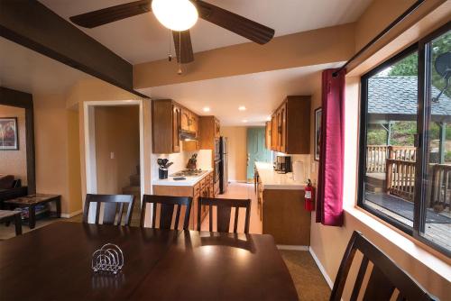 Yosemite Aviary - 5BR/4BA Holiday Home - image 10
